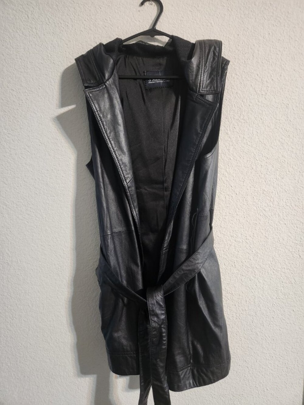 ’S Max Mara Women’s 100% leather black hooded sleeveless jacket vest belt size 6